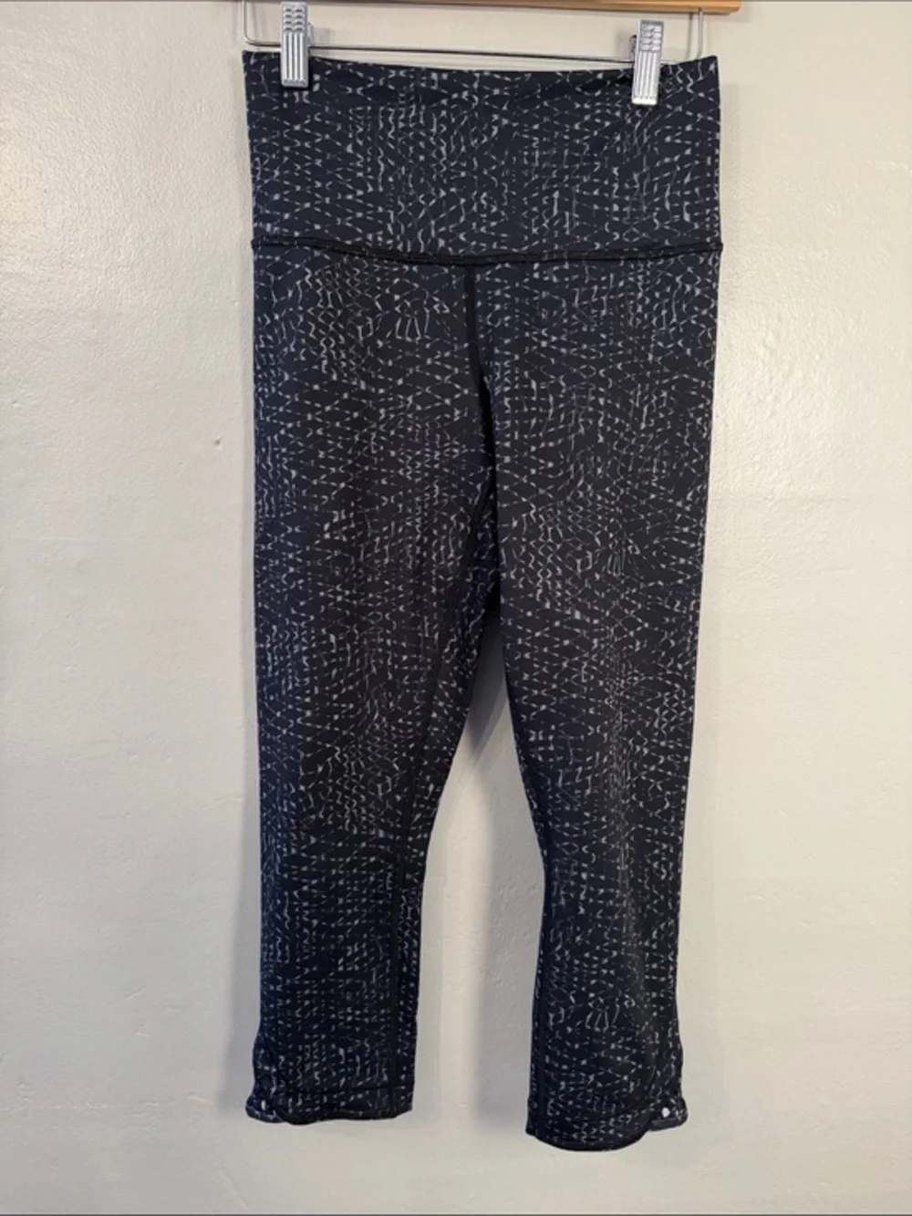 Lululemon women’s cropped leggings